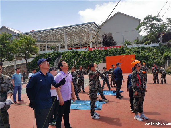 张校长查看高空拓展项目情况.jpg