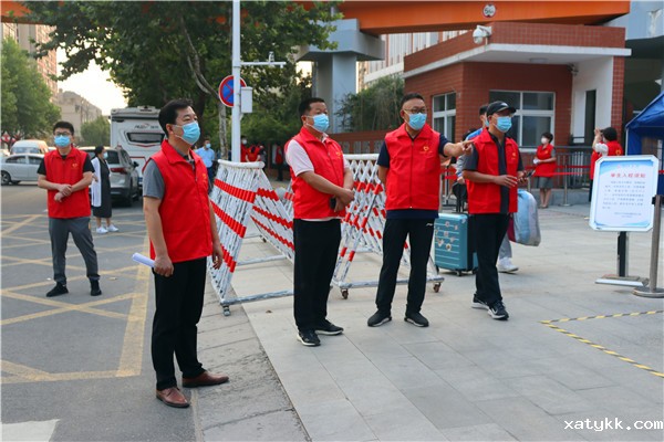 1631797881138979.jpg 1学校领导迎接学生归来.jpg