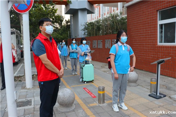 1631797911126302.jpg 3排队入校.jpg