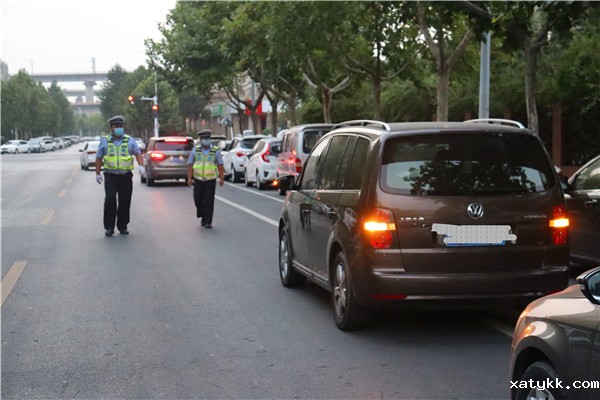 1631797940107261.jpg 5郑新东区交警六大队五中队护航学生返校_副本.jpg