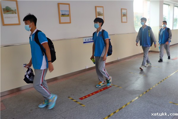 1631798178983749.jpg 10有序排队入班.jpg