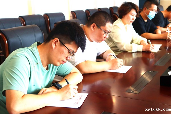 1633000489855127.jpg 4与会干部认真记录.jpg