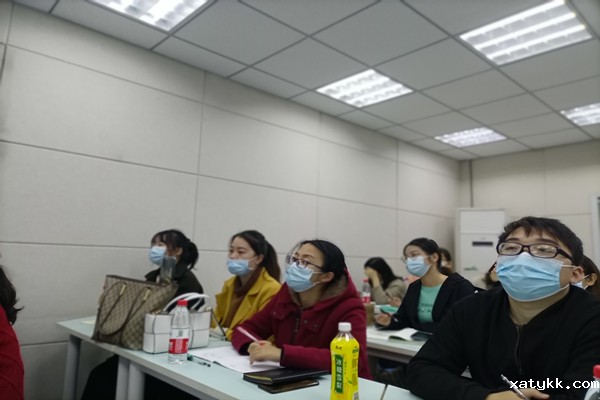 1635500686682268.jpg 3参会教师认真听课.jpg