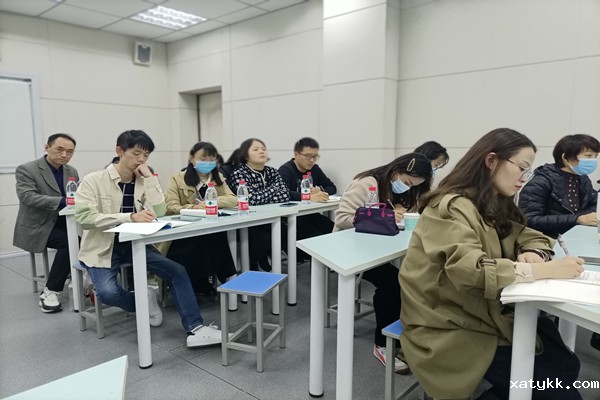 1635500715271788.jpg 4参会教师认真听课.jpg