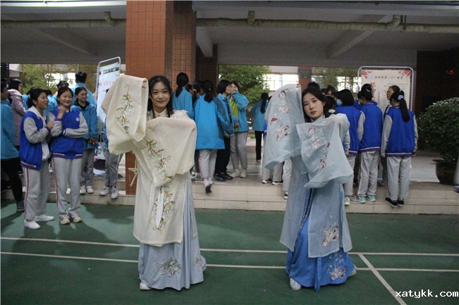 1635733147113220.jpg 2、熙和汉服社:加入我们,一起感受汉服的魅力.jpg