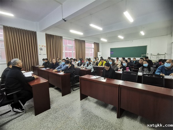 1637549438373601.jpg 4教师们认真听取考试质量分析.jpg