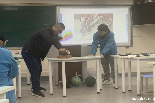 1637921746108009.png 1郑州101中学霍凌宇老师上演“徒手劈砖”.png