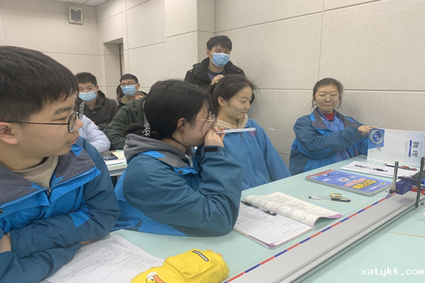 1637921806333238.png 2学生分组做趣味小实验.png