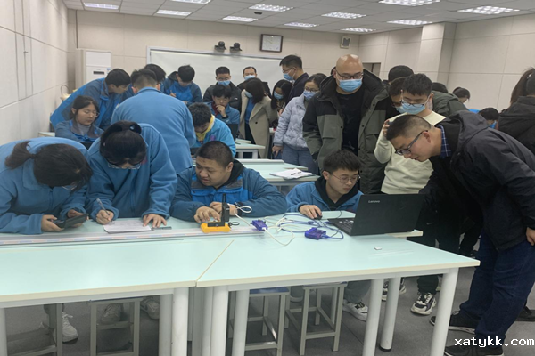 1637921837543534.png 3与会教师观摩学生演示实验.png