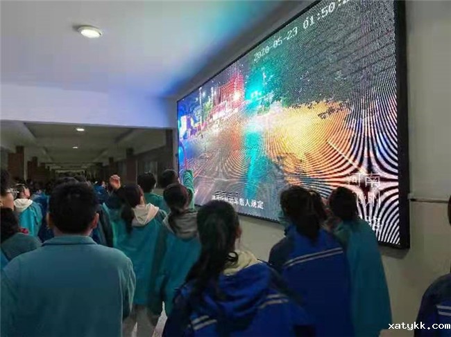 1638779031255436.jpg 3学生观看交通安全视频.jpg