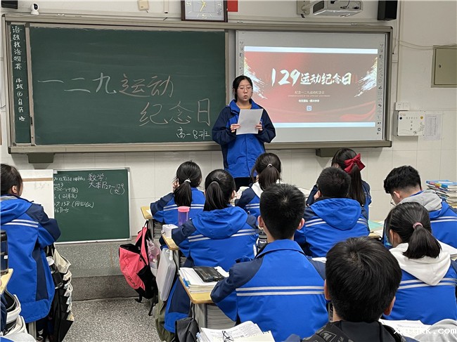 1639449681138489.jpg 2、班委主持班会.jpg