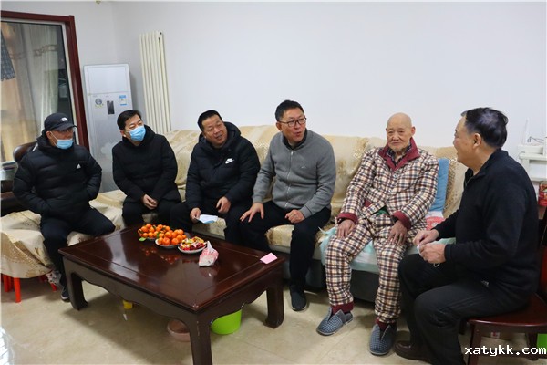 1643173390338617.jpg 2校领导慰问退休老干部张玉璞同志.jpg