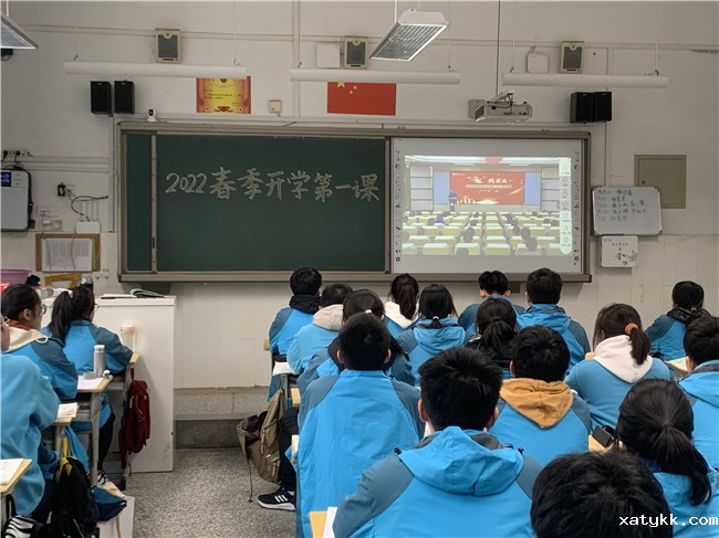 5同学们在班里收看直播.jpg