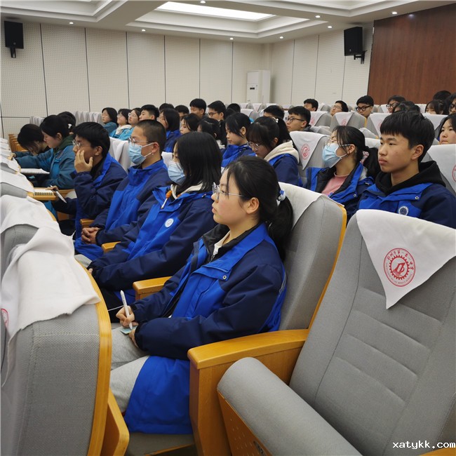 1645752594474812.jpg 3到会学生认真听讲.jpg