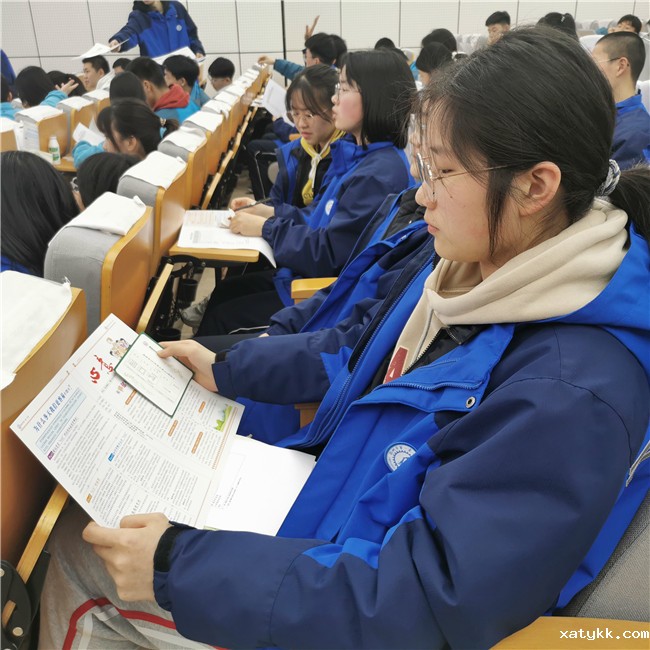 1645753301189210.jpg 3心理委员领取小报和预约卡.jpg