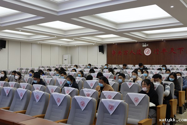 4.全体青年教师认真学习.jpg