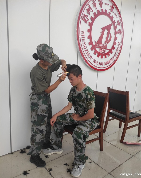 1659521437118767.jpg 7教官为学生理发.jpg