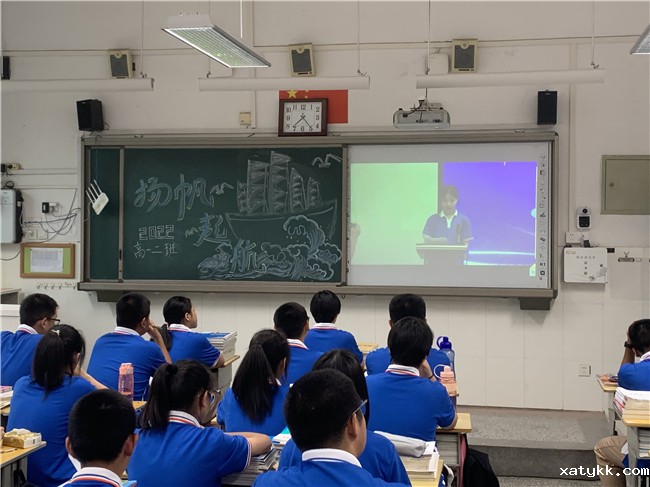 12学生在教室收看直播.jpg