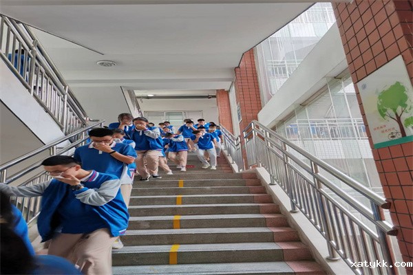 2 演练中规范有序撤离.jpg