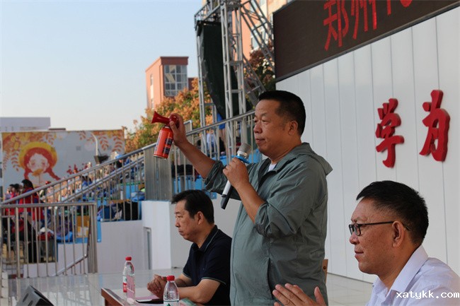 1664443264121560.jpg 15李国喜校长宣布运动会开幕.jpg