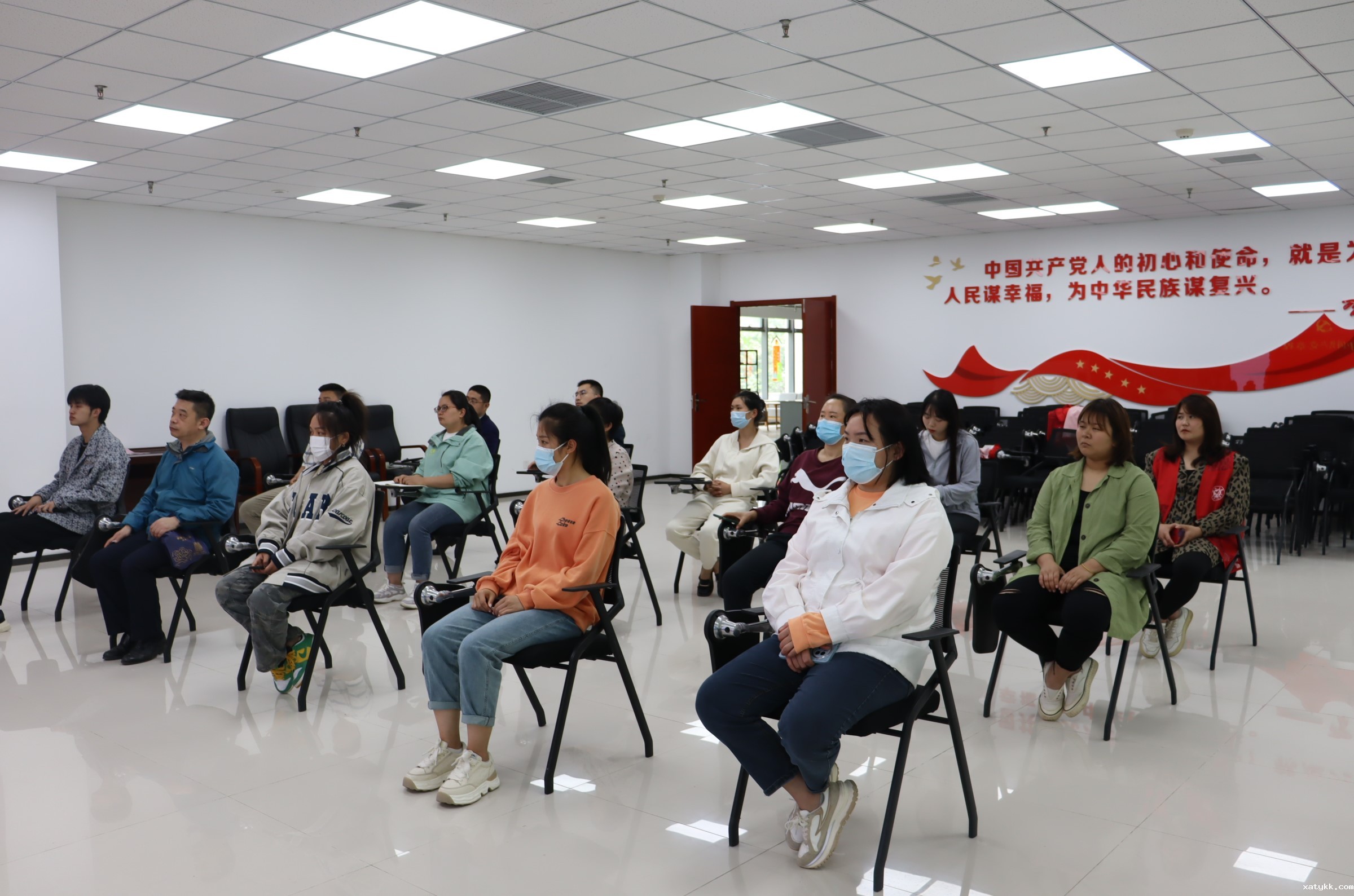 1681777087254791.jpg 3 商都路办事处工作人员认真学习领悟党的二十大精神.jpg