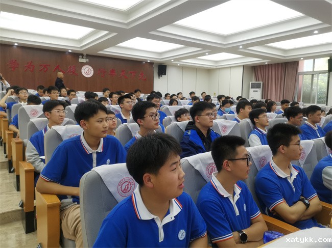 1681982359131733.jpg 3、学生听得津津有味.jpg