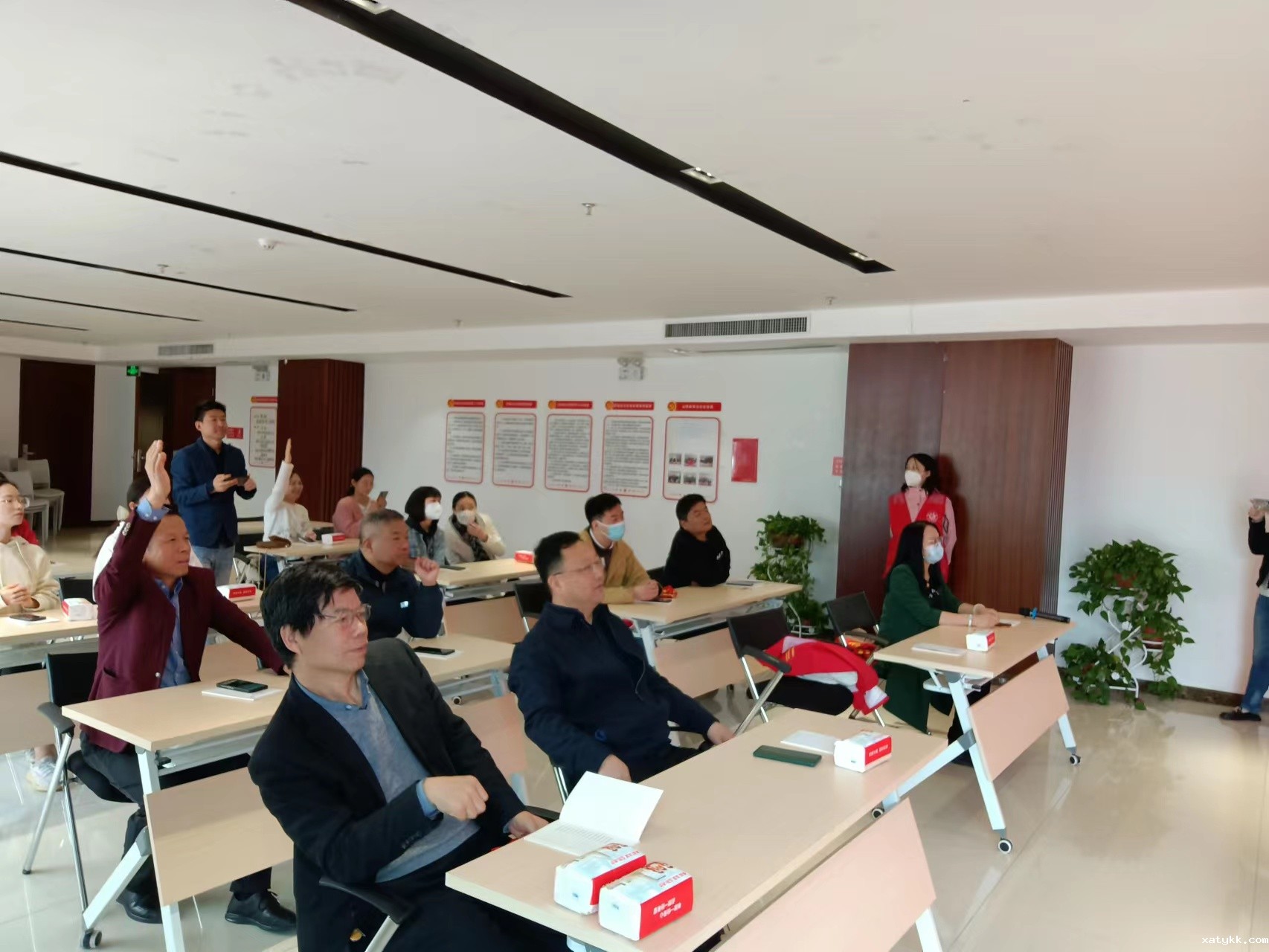 1682576039156248.jpg 3全体老师积极参加抢答.jpg