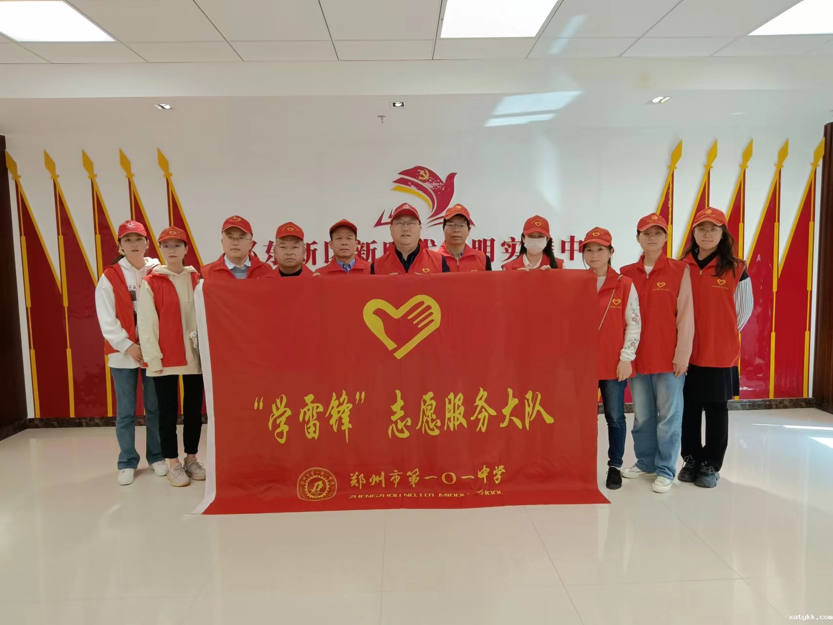 1682576058388275.jpg 5志愿者合影留念.jpg