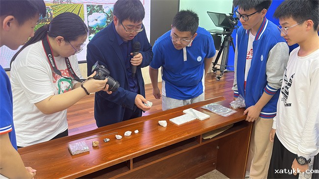 1683166437626714.jpg 3.。郝小非博士给同学们带来的惊喜小礼物.jpg