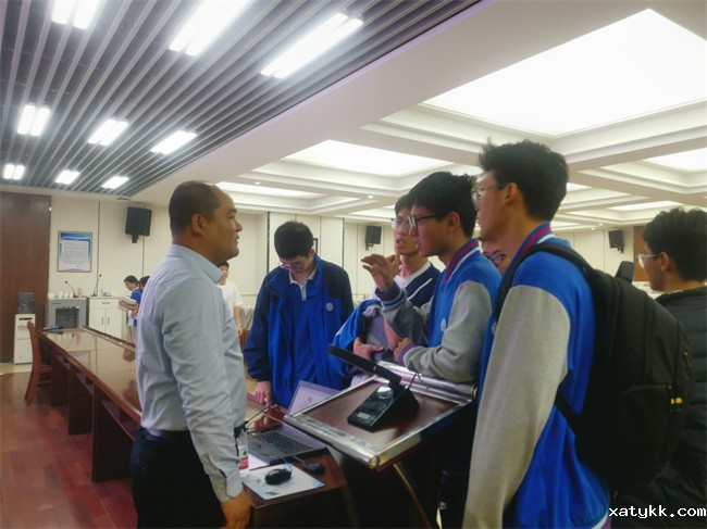 1683166460963309.jpg 4、讲座后学生与姬兴杰博士面对面交流.jpg