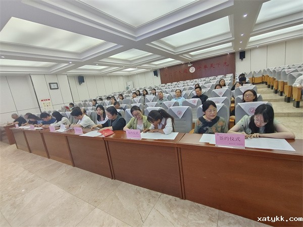 1700115372283880.jpg 3师徒现场签约《师徒帮教协议》.jpg