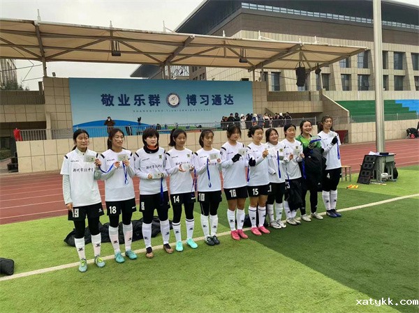 1701159093608340.jpg 3 参加颁奖仪式.jpg