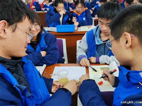 1701159830501535.jpg 6 学生利用黄豆模拟标记重捕法.jpg