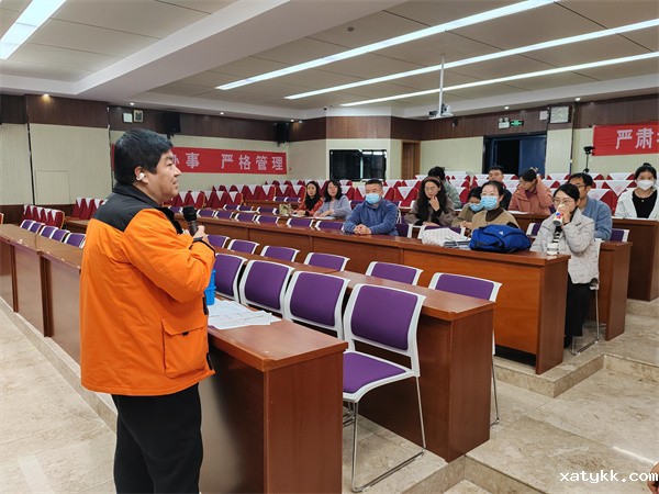 1701159838259266.jpg 7 郑州101中学生物教研组长赵志杰老师主持教研活动.jpg