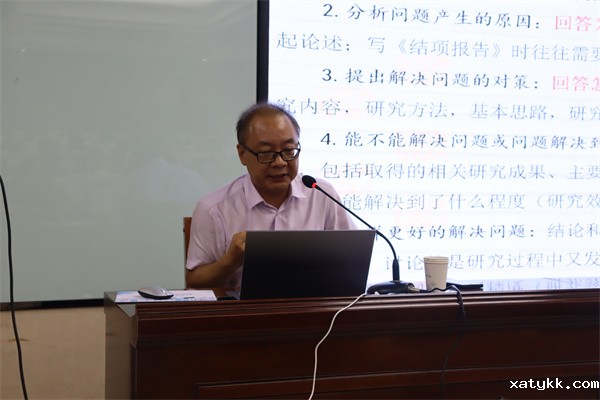 3河南省教育科学规划院韩和明主任作讲座.jpg