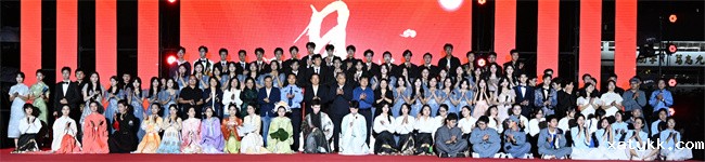 14、与会领导与参演人员合影留念.jpg