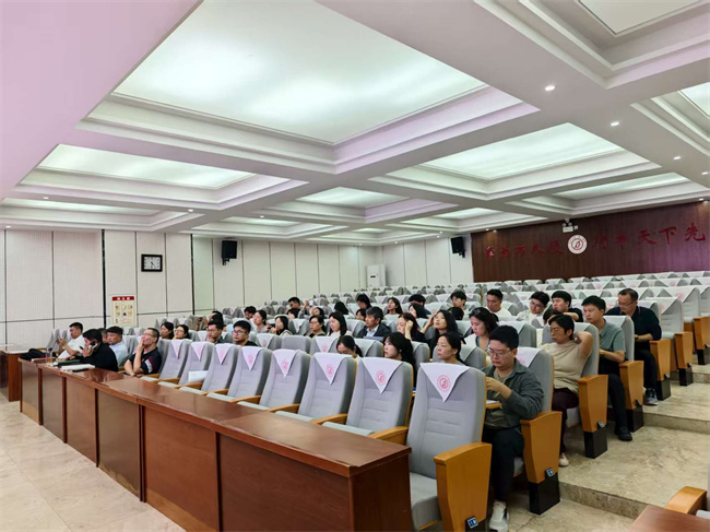 1760004207511647.jpg 3、参加会议的班主任老师.jpg