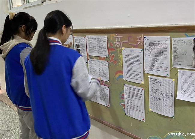 1760063431547063.jpg 2.课间学生们驻足观摩讨论,互相学习.jpg