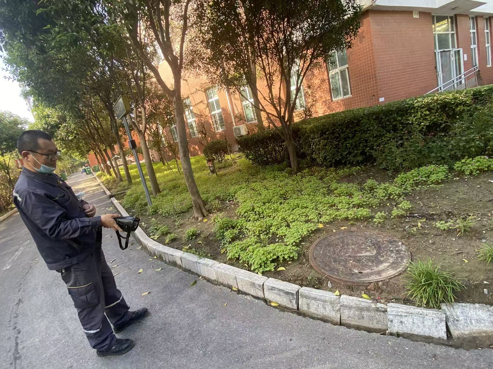 1760080175375237.jpg 1-专业人员检查校园天然气入户井.jpg