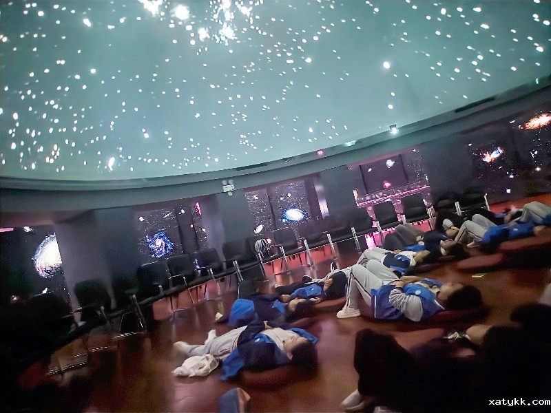02学生沉浸体验宇宙的视觉壮阔_副本.jpg