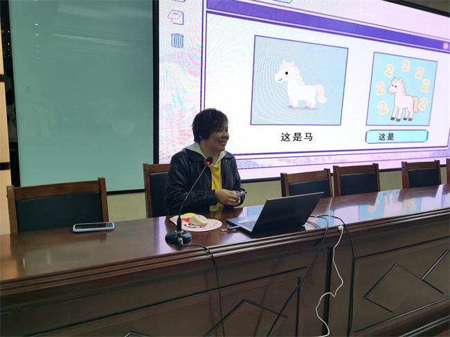 1763450208694619.jpg 2、李朋娟老师做专题讲座.jpg