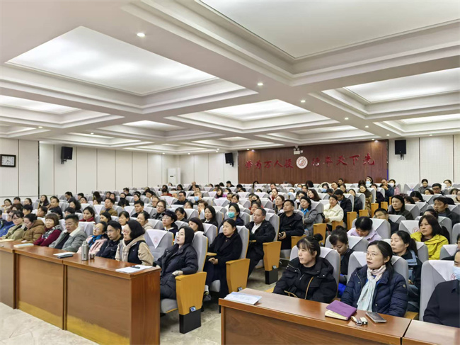 1763450219984696.jpg 3、参加讲座的家长.jpg