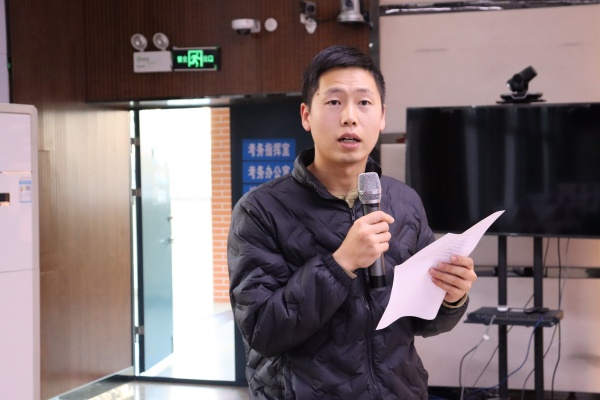 1763708552924494.jpg 3、教师发展中心副主任李文标主持活动.jpg