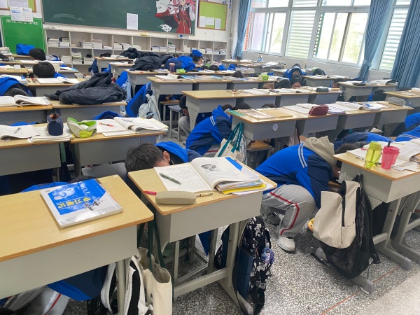 1763711021681623.jpg 2-地震警报响起迅速蹲下避险.jpg