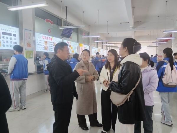 1763711438567244.jpg 4-周校长与家长们交流.jpg