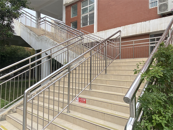 1763711923314992.jpg 6-新增的防滑栏杆.jpg