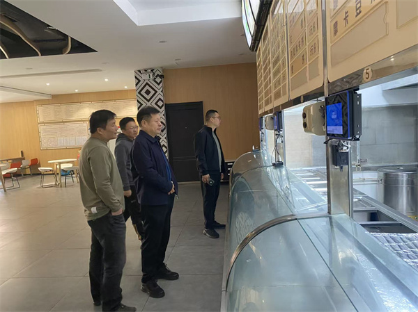 1763712500635622.jpg 5-参观郑州9中食堂.jpg