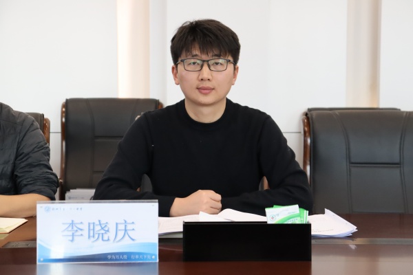 1766104266585963.jpg 3、教科室主任李晓庆主持会议.JPG