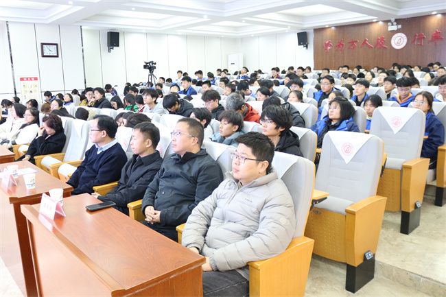 3、参与活动的郑州大学与的师生们.jpg